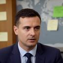 Sicherheitsexperte Abal Milićević im Gespräch vor einer Wand mit Karten und Notizen