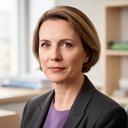 Politikwissenschaftlerin Olga Appel bei einem Interview in einem hellen Berliner Arbeitsraum