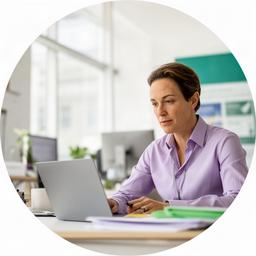 Nivek Dutton bei der Recherche in einer hellen Nachrichtenredaktion