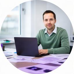 Taem Leckelt mit Laptop und technischen Notizen in Brandenburg an der Havel